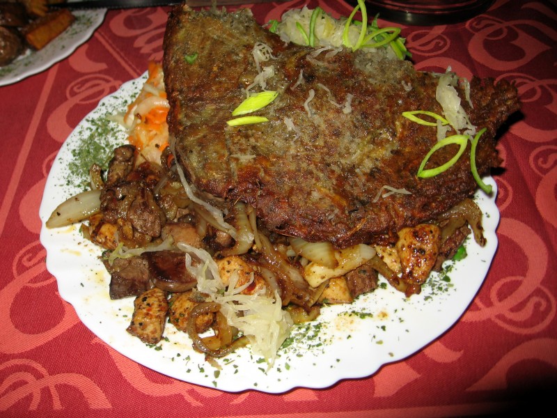 Kuřecí směs (maso a játra), bramborák, obloha