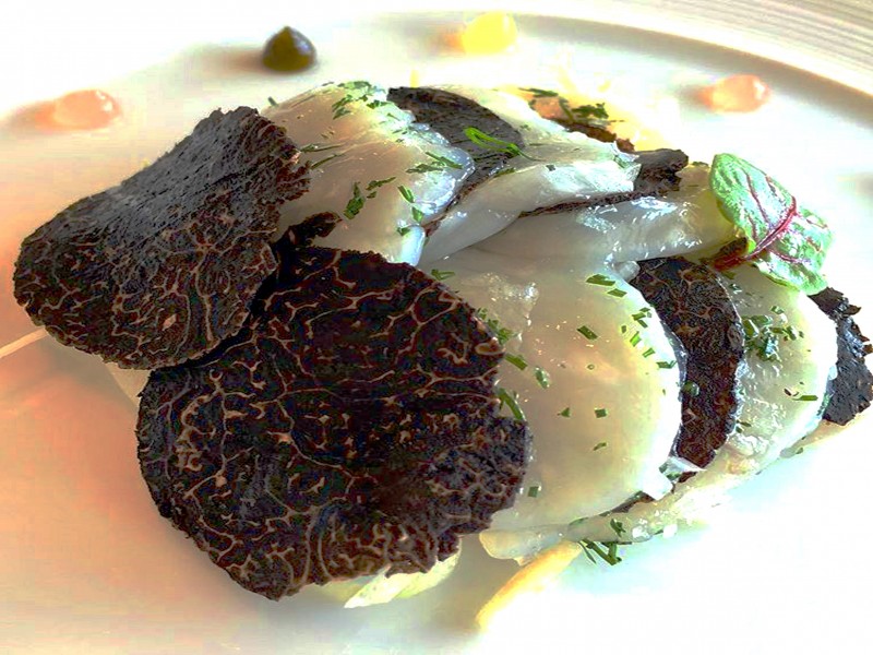 Lamelles de truffes noires et noix de saint-jacques