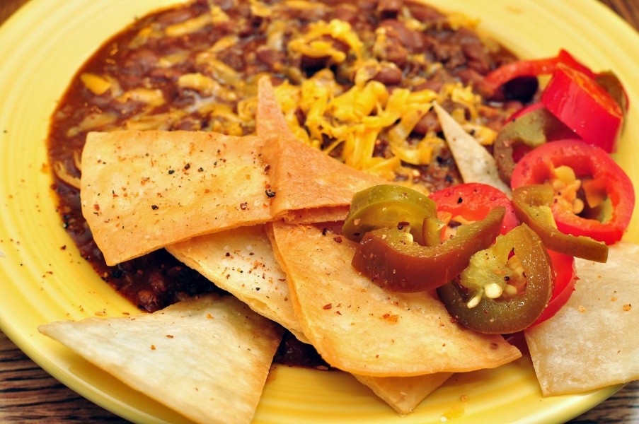 Mmm... chili and chips with peppers (6637876055)