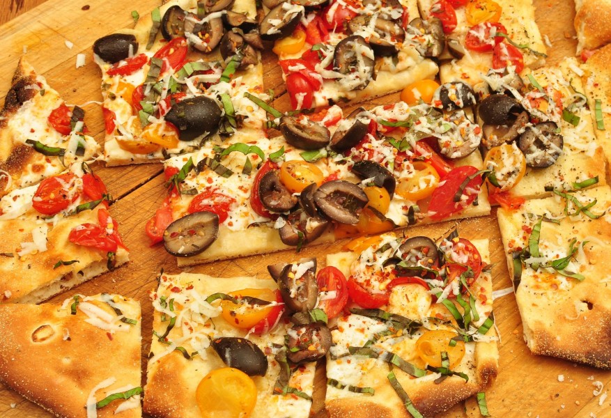 Mmm... fresh grape tomato pizza with mozzarella and fresh basil (7282612594)