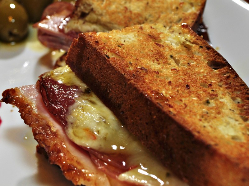 Mmm...garlic bread makes an okay sammich (5234952815)