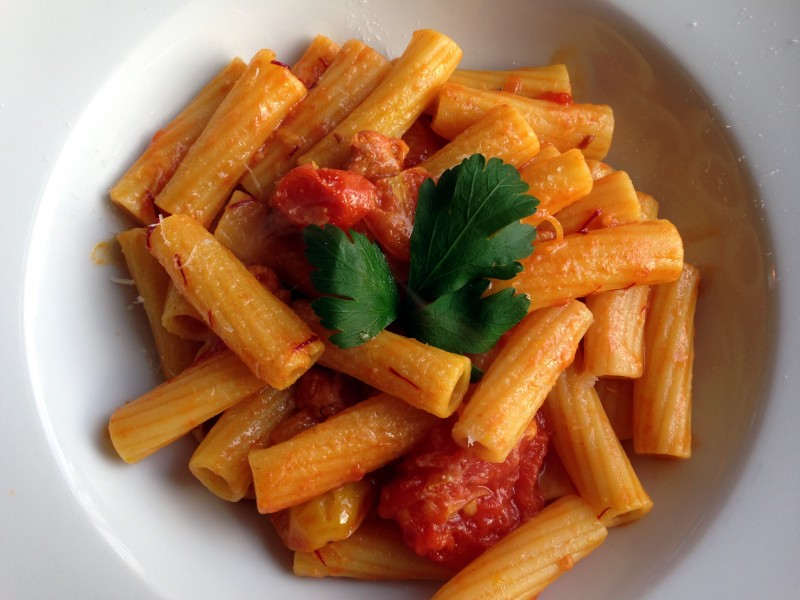Pasta med tomater, safran og sardisk pølse (8693061591)
