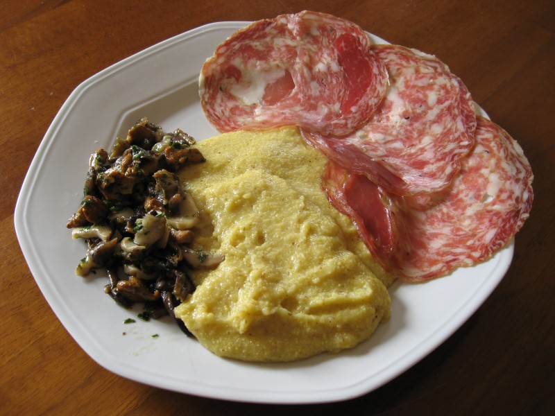 Polenta con sopressa e funghi