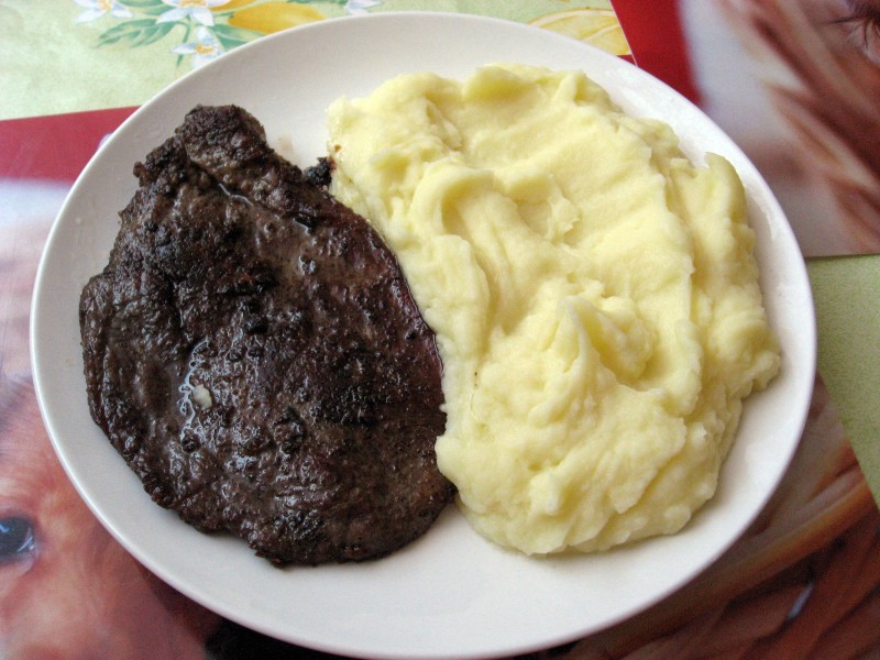 Smažené hovězí, bramborová kaše