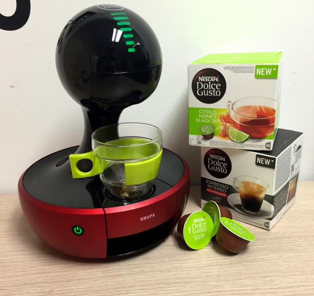 Vista lateral de la cafetera Drop roja de Nescafé Dolce Gusto