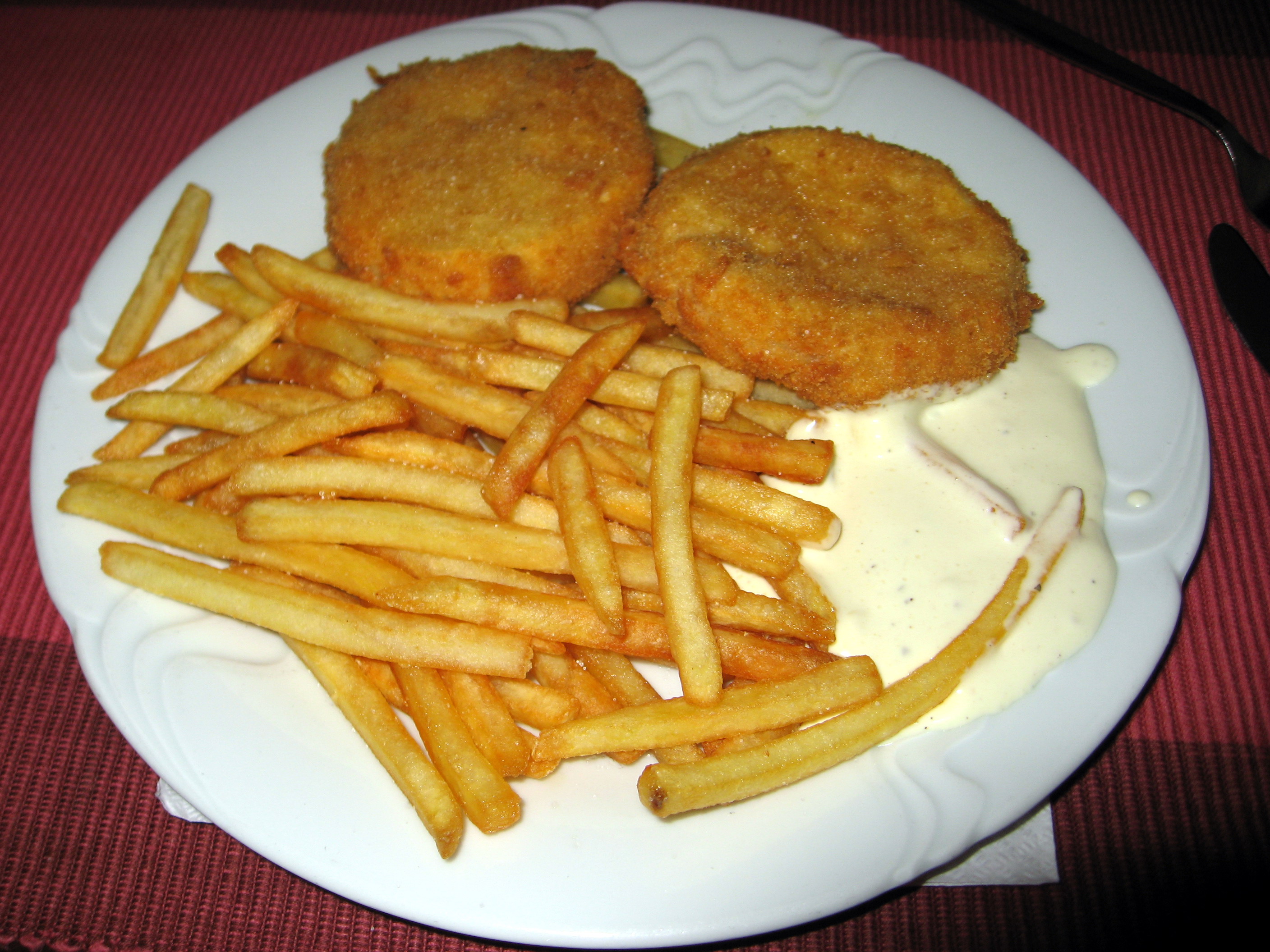 Smažený hermelín, tatarská omáčka, hranolky