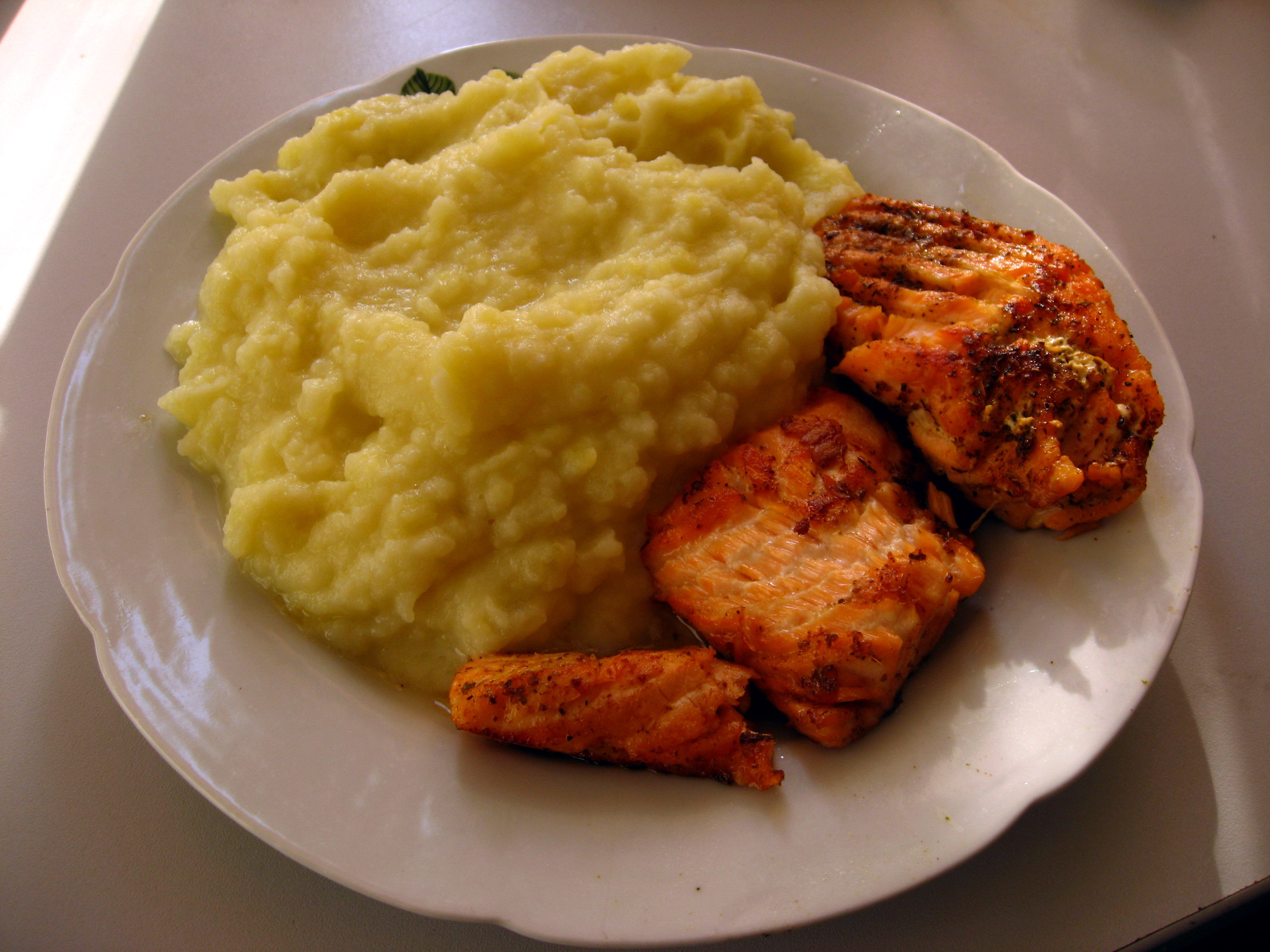 Smažený losos, bramborová kaše