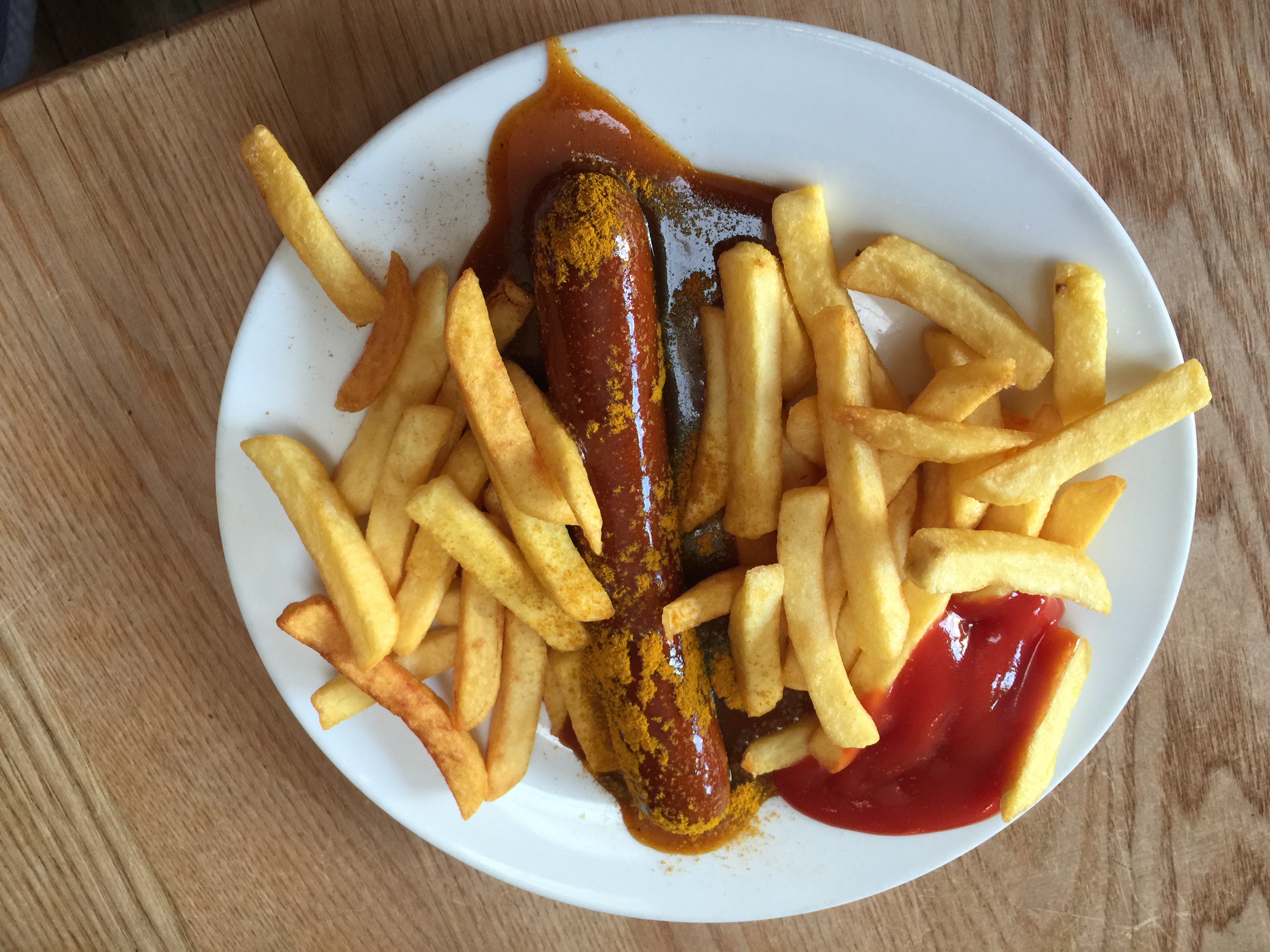 Vegane Currywurst mit Pommes