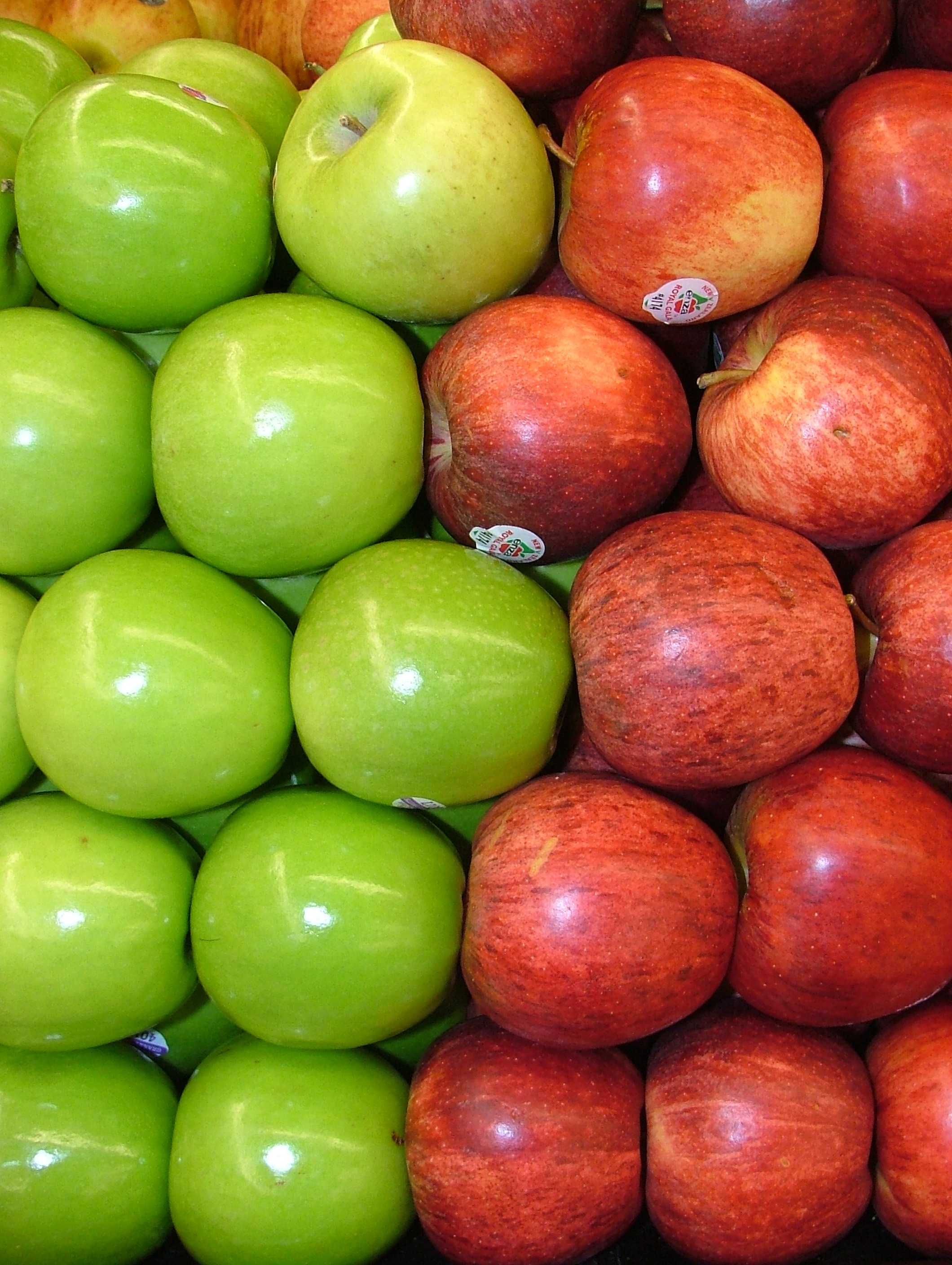 Assorted Red and Green Apples 2120px