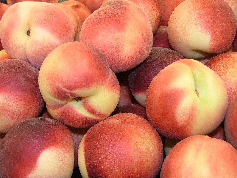 A photograph of some peaches (Prunus persica en).