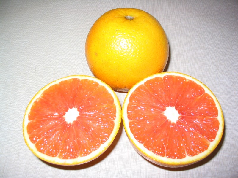 Cara cara orange cut in half