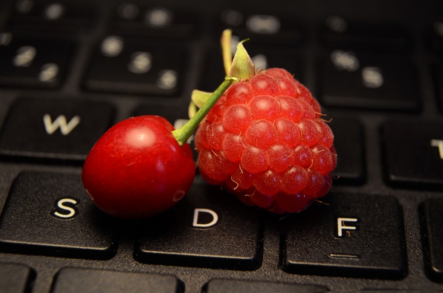 Himbeere und Kirsche auf Tastatur (28032900565)