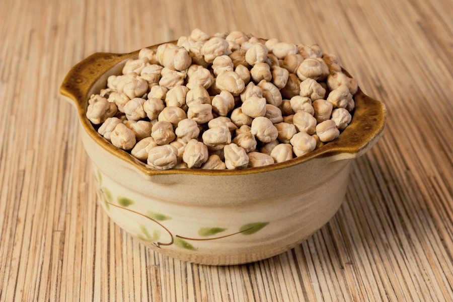 Ordinary chickpeas in a ceramic bowl