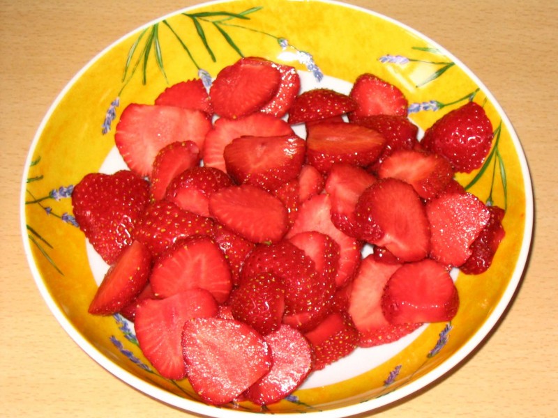 Preparation of charlotte, etape 4. Strawberries.