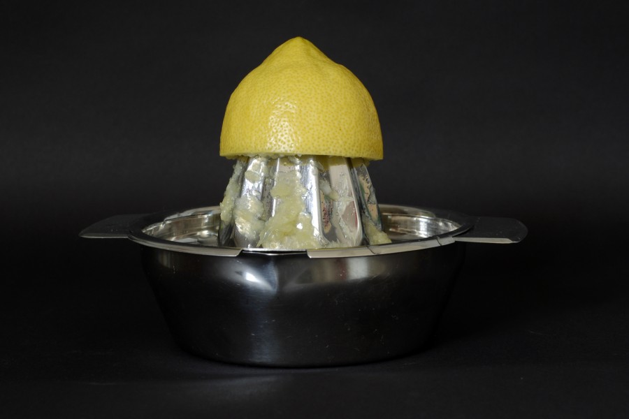 Zitronenpresse-mit-zitrone