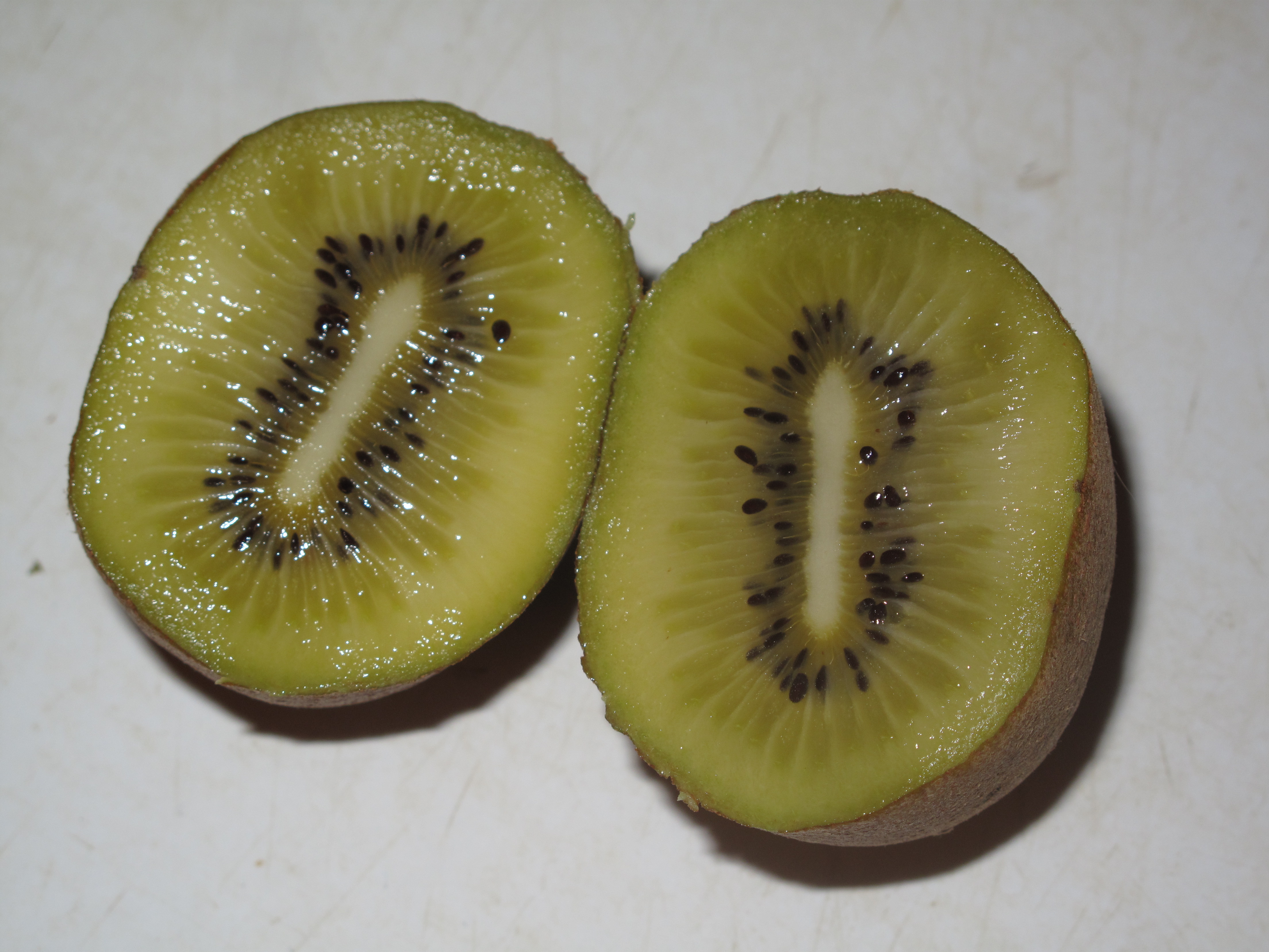 Rozkrojené žluté kiwi