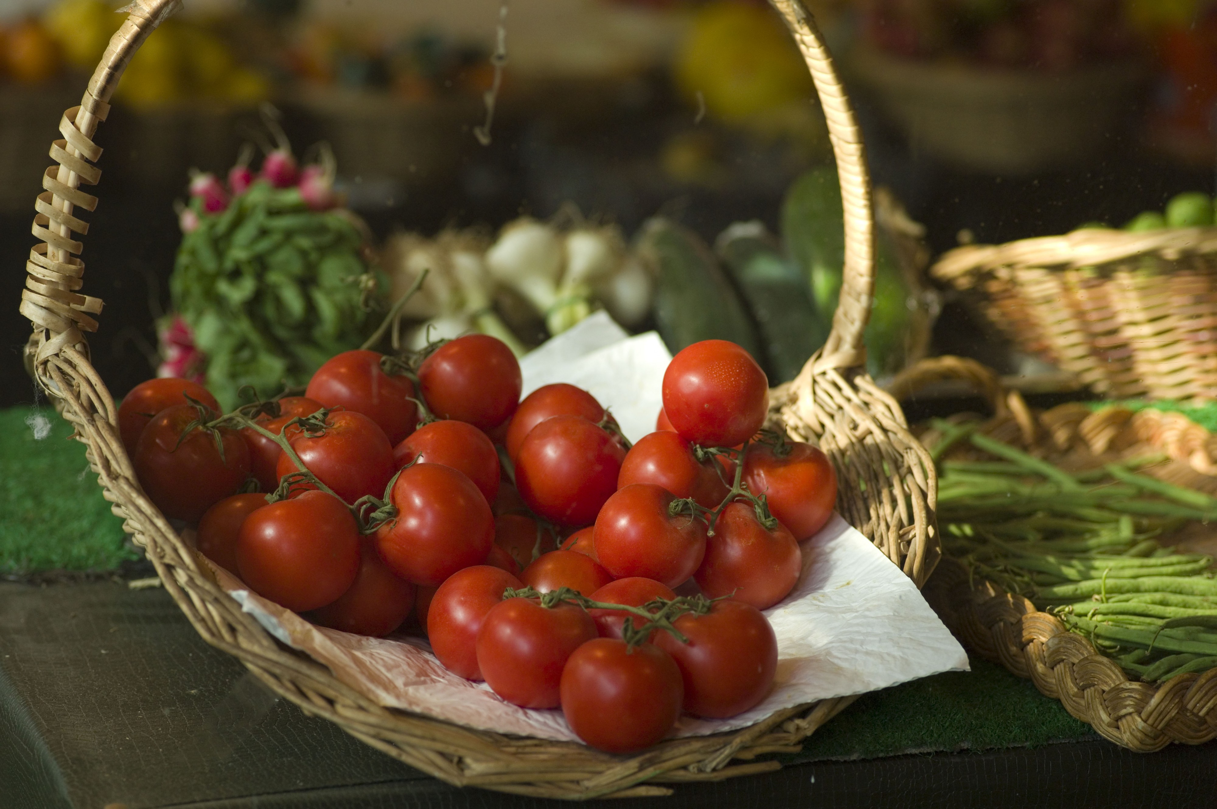 Un panier de tomates