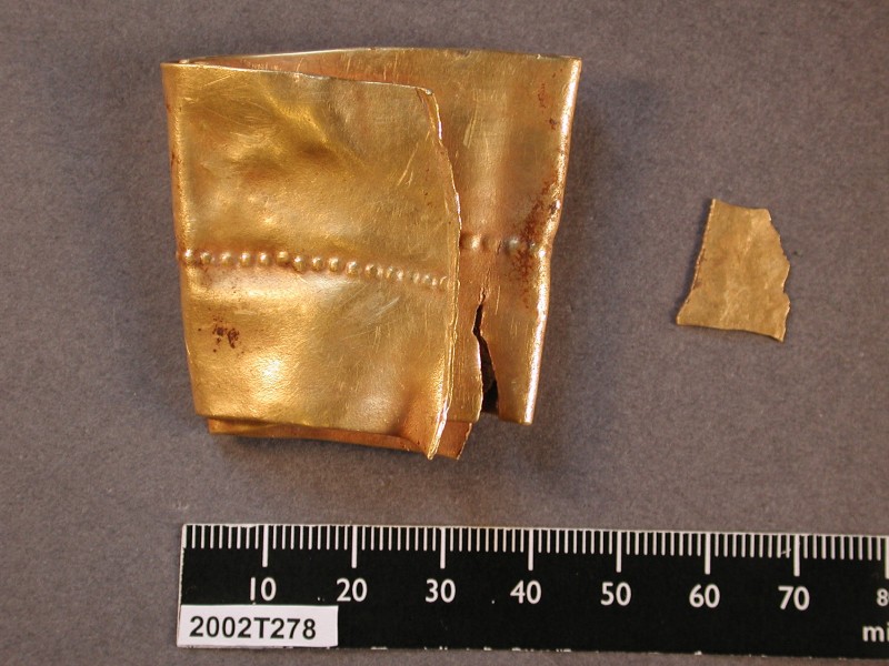 2 Bronze Age gold fragments
