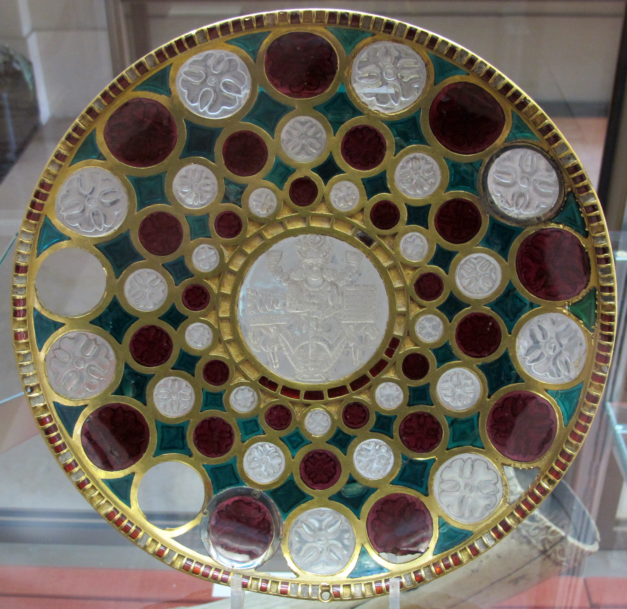 Arte sasanide, coppa detta di cosroew, oro, granati, cristallo di rocca e vetro verde, iran, VI-VI sec, 01