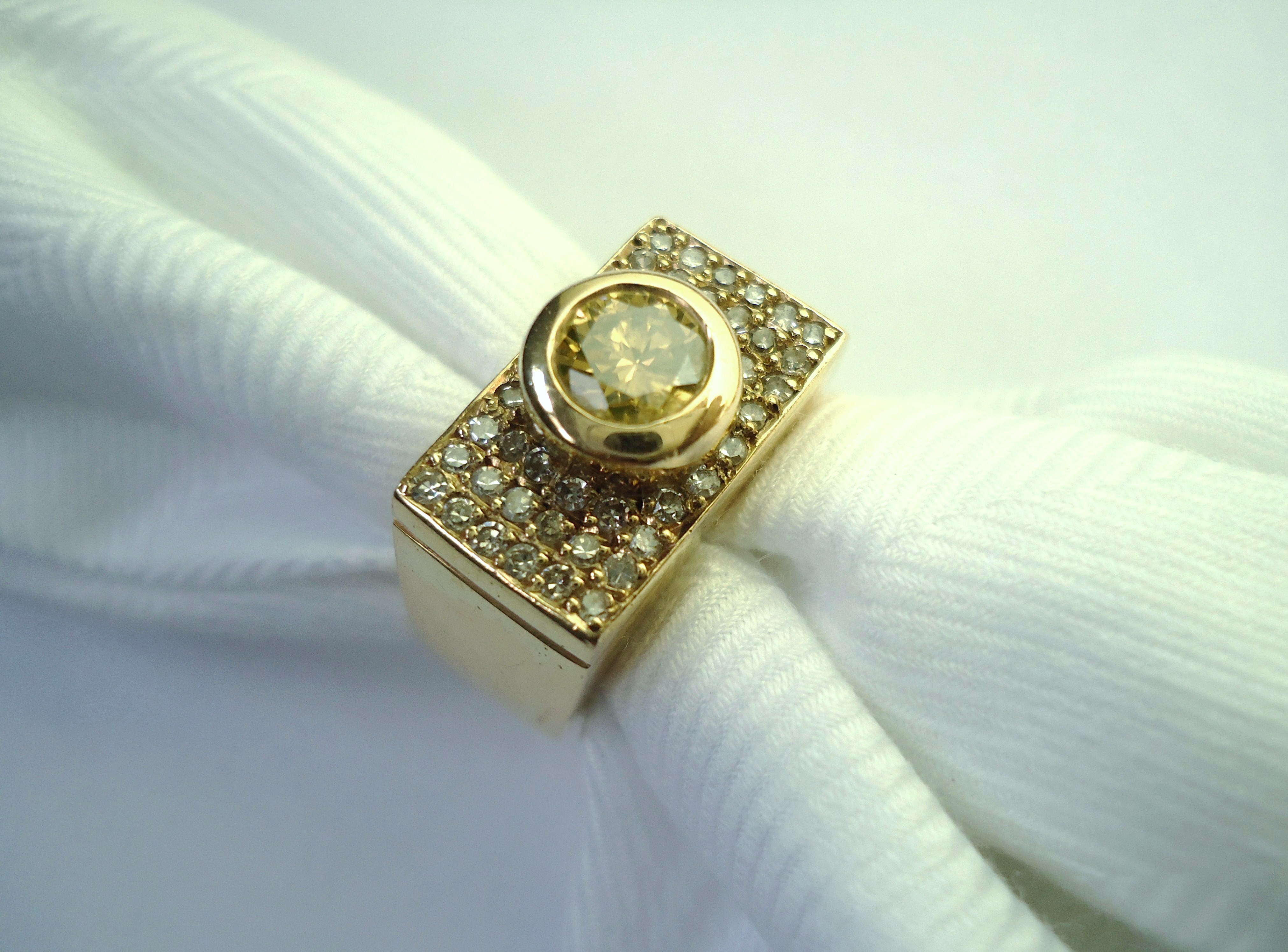 Fancy yellow diamod ring