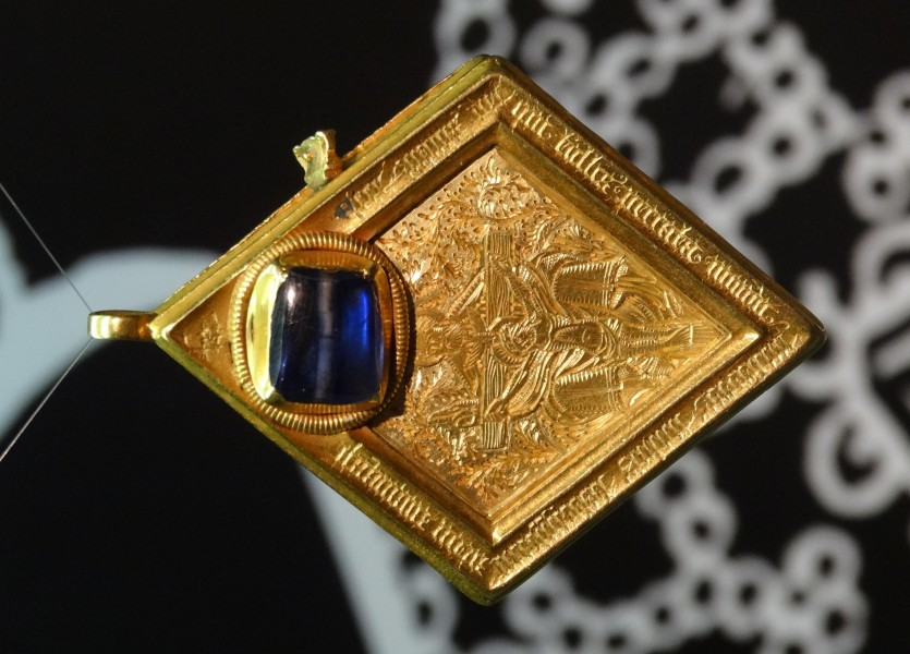 Middleham Jewel front cropped