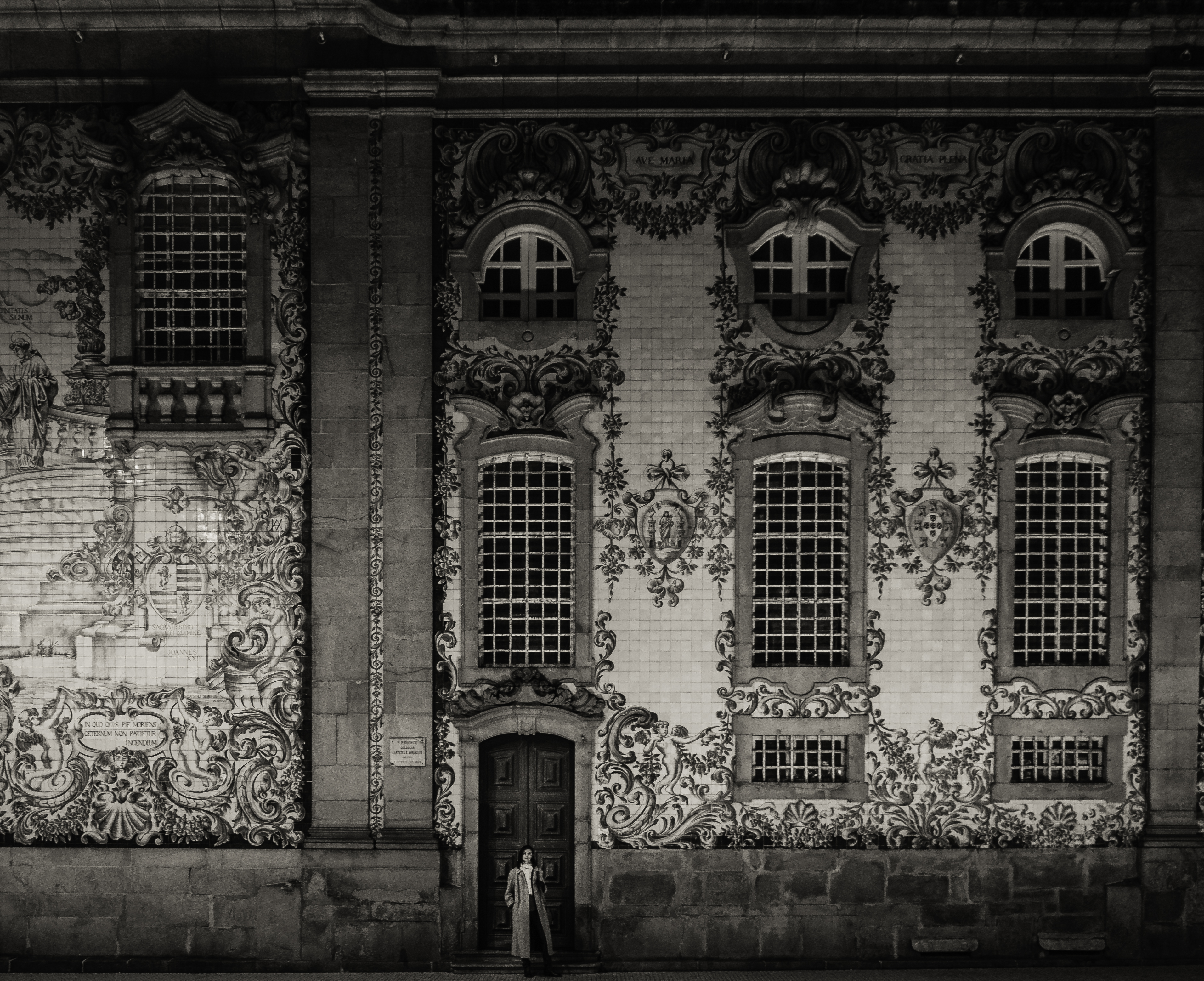 Azulejos by night 2 (30758810924)