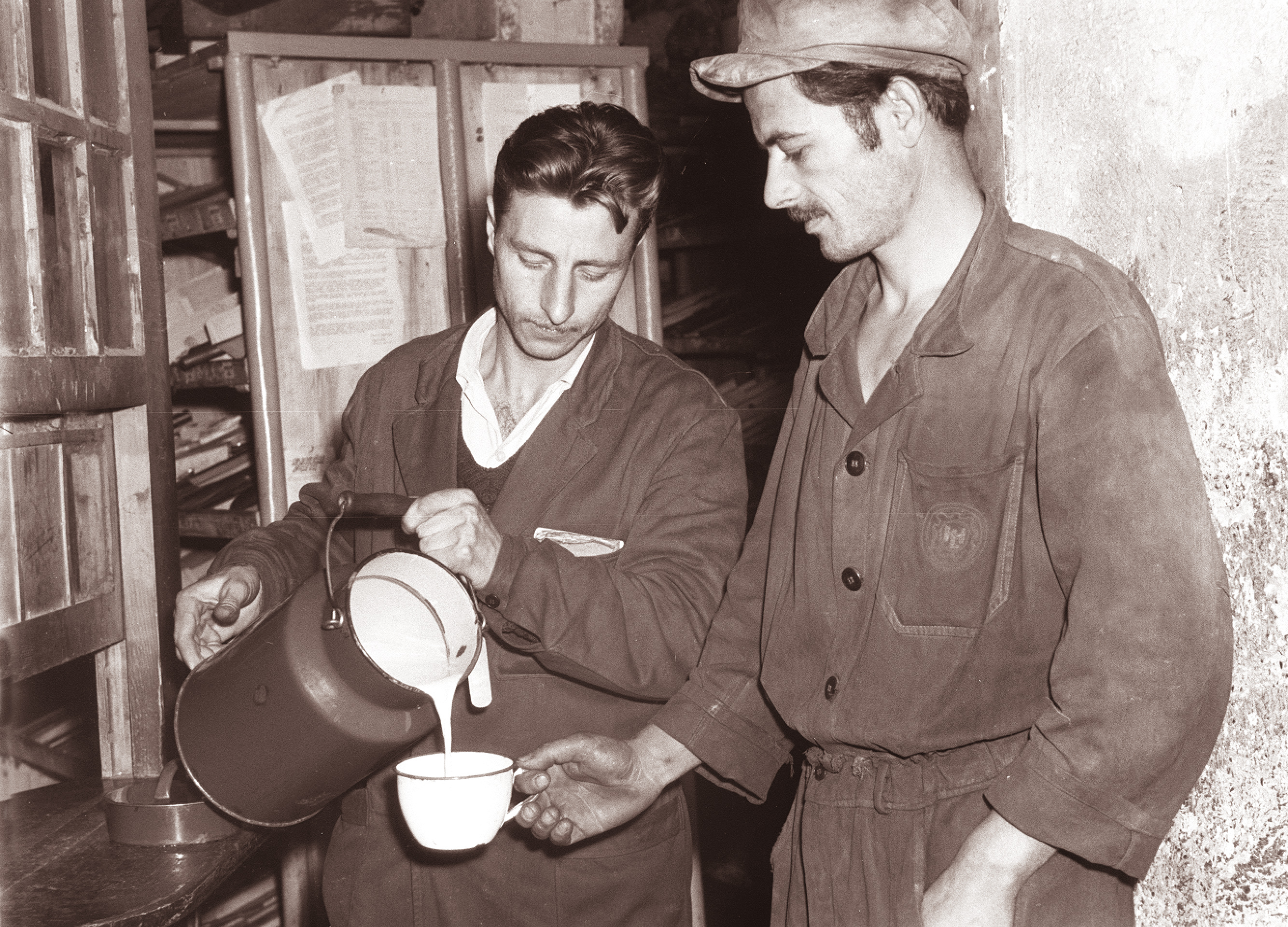 Delavca med malico v Livarni in tovarni strojev Hoče 1961