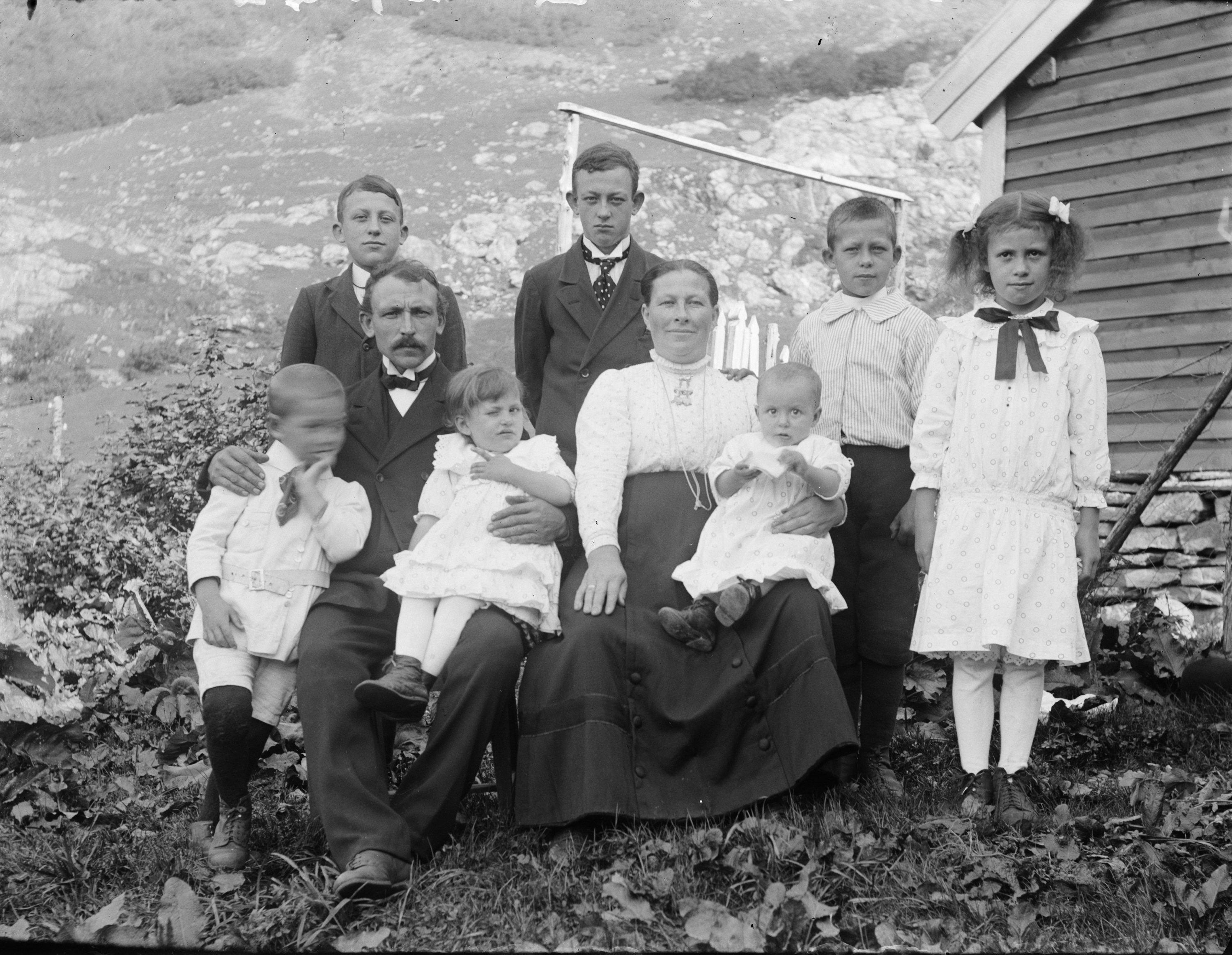 Group portrait of the Smelvær family (4598358744)