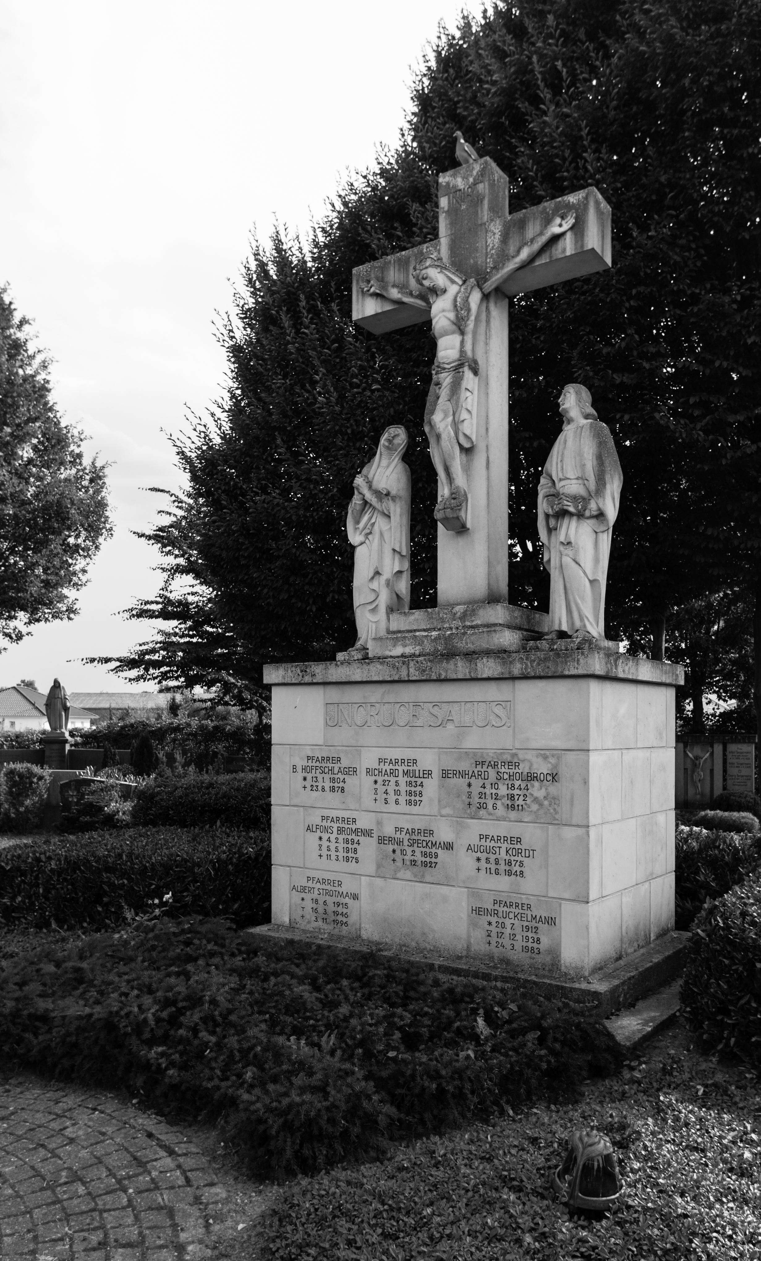 Hiddingsel, Kreuzigungsgruppe auf dem Friedhof -- 2013 -- 1