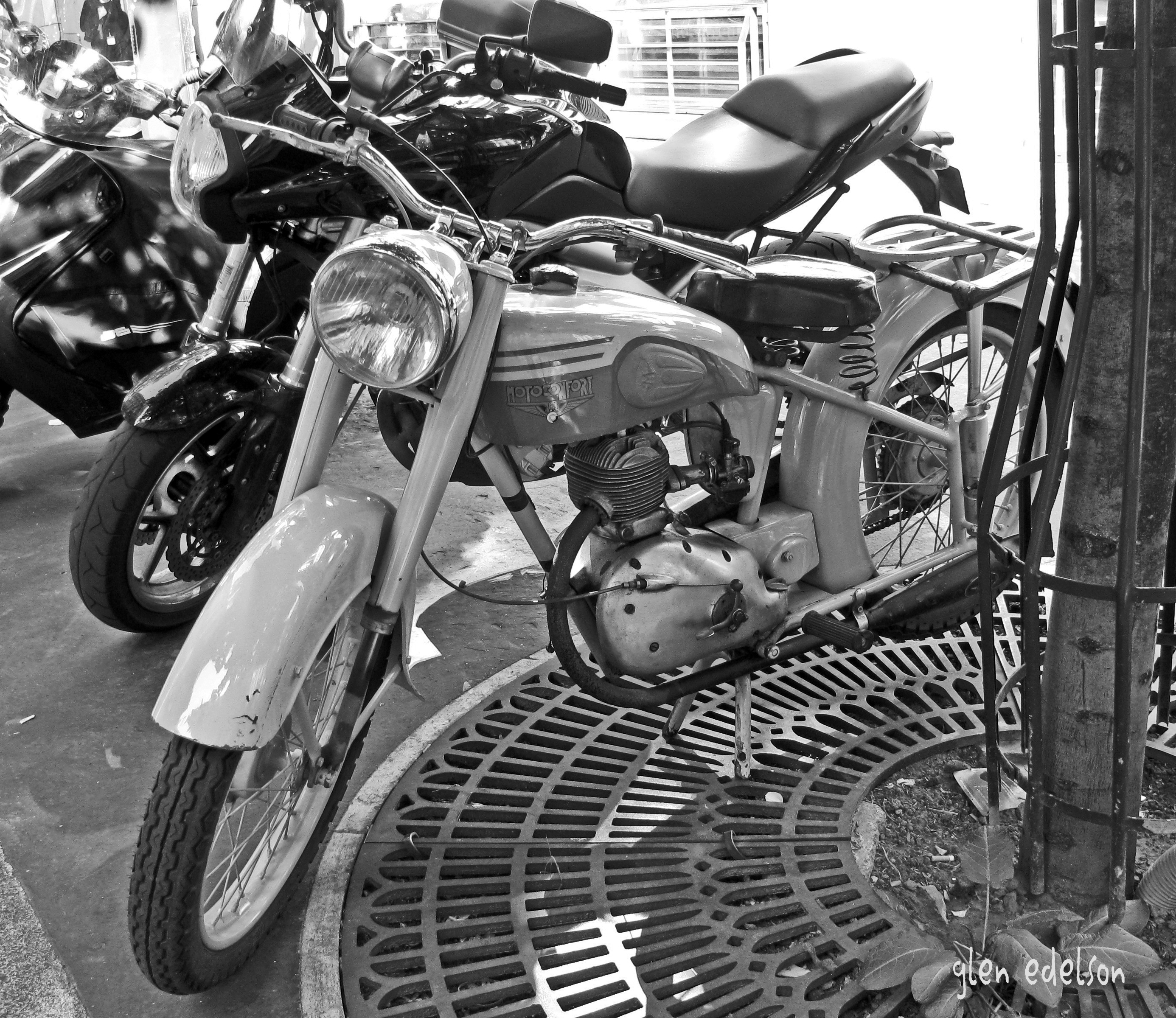 Old Motorcycle Paris France (3588281297)