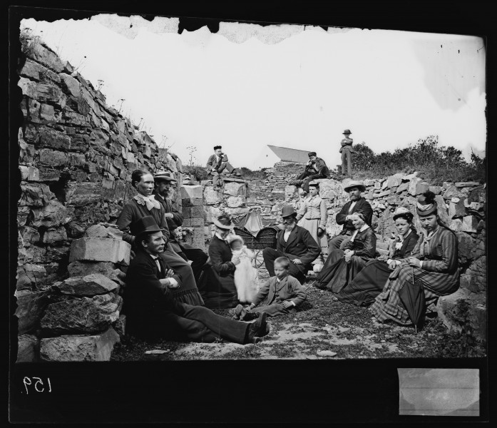 202 ny. Klosterruinene paa Hovedøen med Gruppe - NB bldsa OTO0159 A