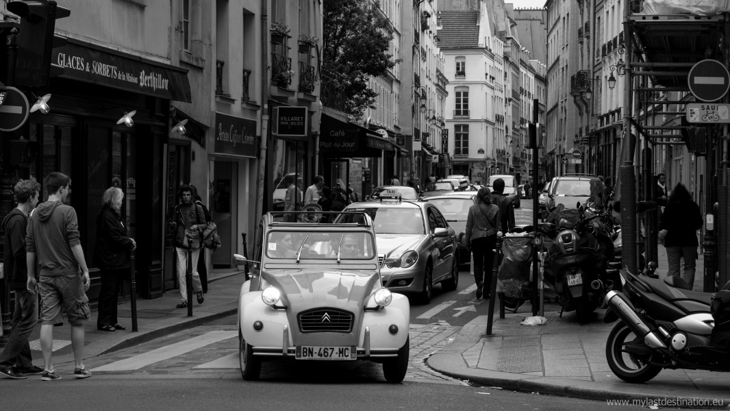 2CV in Paris, Rue Saint-Paul 22 June 2013