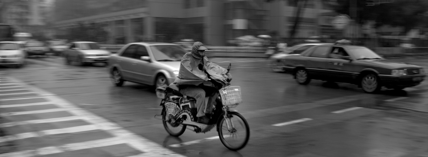A motorbike in the cars