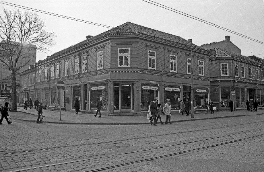 Andreas Moe Magasin - Olav Tryggvasons gate 29 (1972) (8569093772)