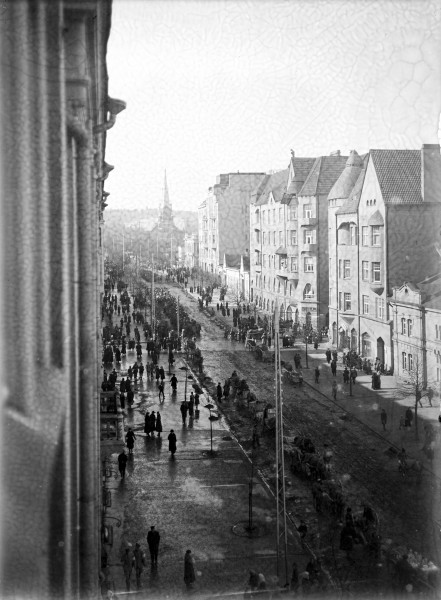 Antautuneita punaisia tuodaan Tampereen Keskustorille 6.4.1918 (26936605626)