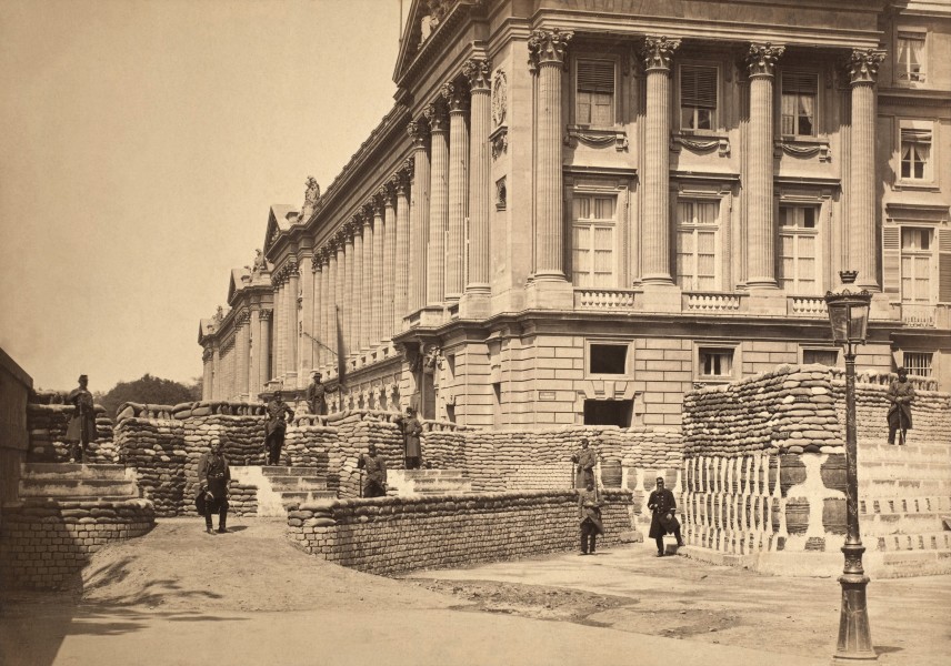 Barricades pres de Ministere de la Marine et l'Hötel Crillon