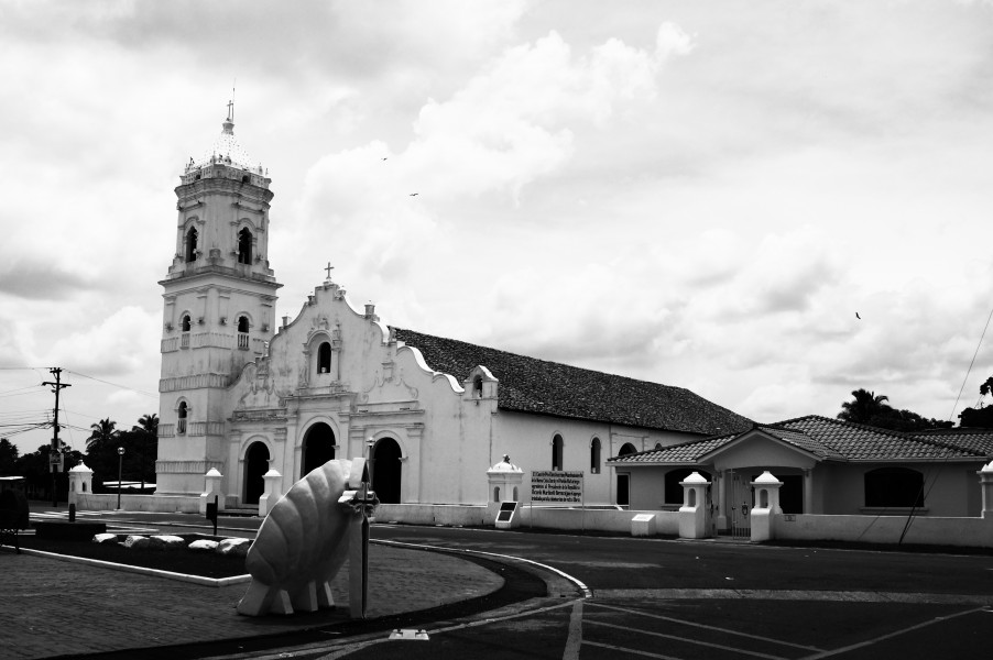 Basílica menor de Santiago Apóstol de Natá de Los Caballeros en blanco y negro.