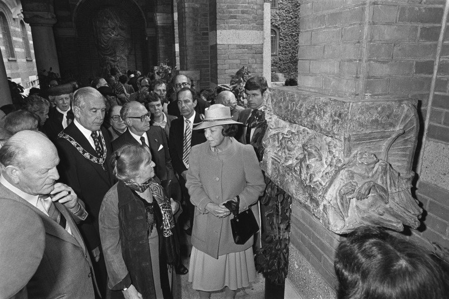 Beatrix met de maakster van het monument, mevrouw L.E.J. Metz, bij het monument. Links - NA - 931-7675