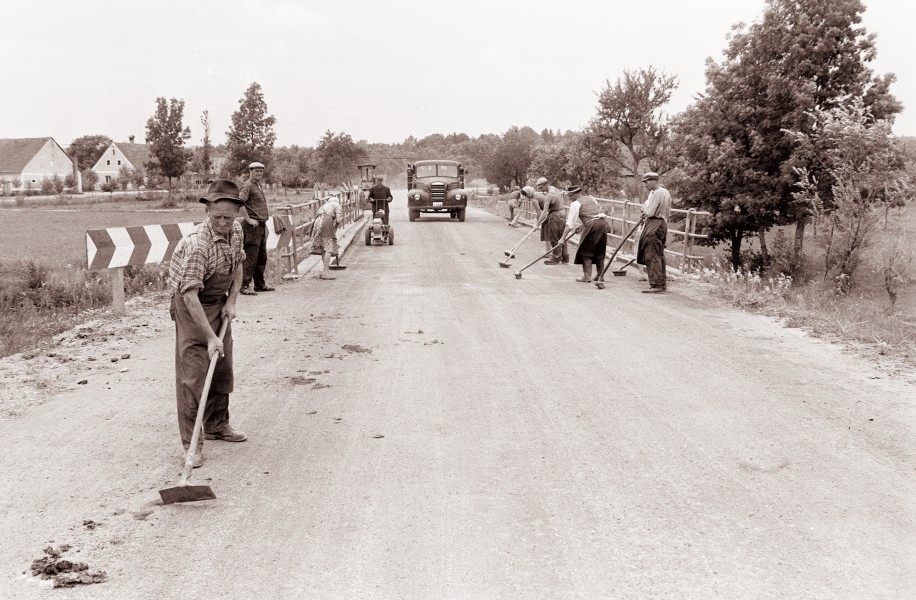 Cesta med Lenartom in Benediktom 1961 (2)