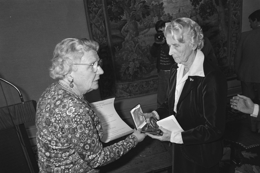 Charlotte van Pallandt ontvangt Singer Prijs van prinses Juliana (1980)