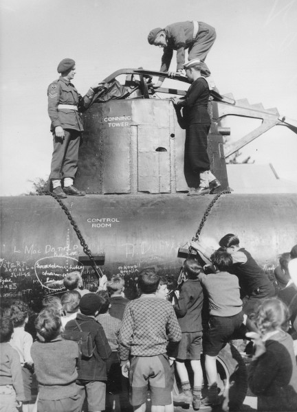 Children inspecting a Japanese midget submarine, 1942 (3702945655)