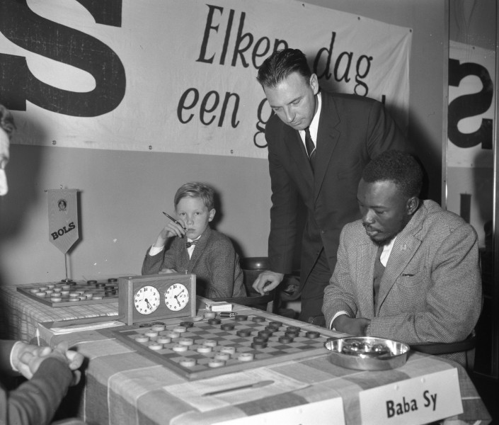 Derde Internationaal Damtoernooi in Krasnapolski. Ir. van Dijk kijkt naar het spel van - Nationaal Archief - 913-3538