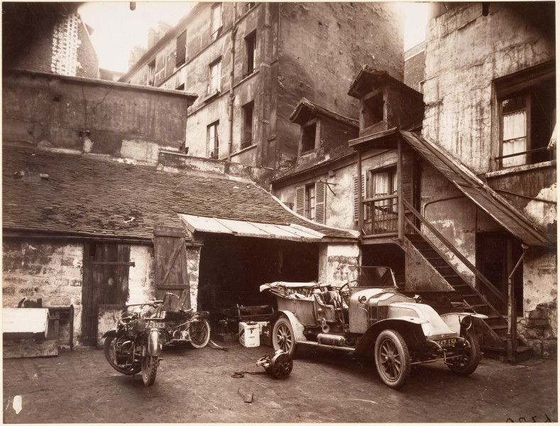 Eugène Atget, Cour, 7 rue de Valence, 1922