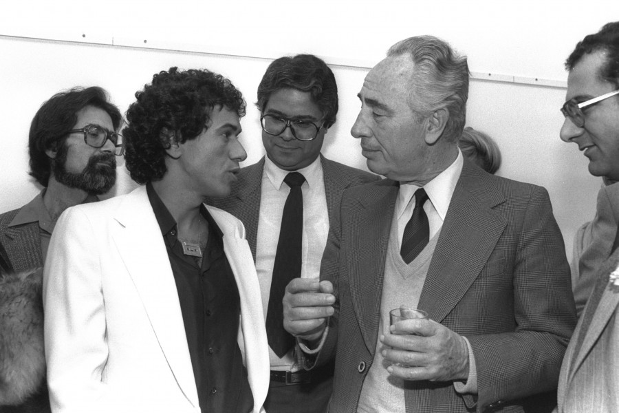 Flickr - Government Press Office (GPO) - P.M. Shimon Peres talking with singer Chaim Moshe