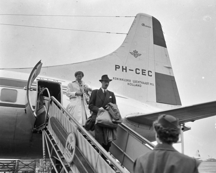 Grand Duke disembarks PH-CEC, Schiphol, 11JUN56-101