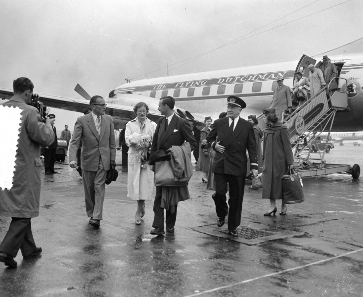 Grand Duke disembarks PH-CEC, Schiphol, 11JUN56-102