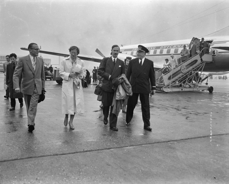 Grand Duke disembarks PH-CEC, Schiphol, 11JUN56-103