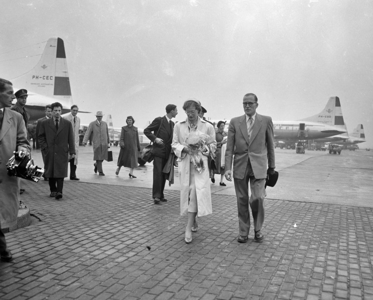 Grand Duke disembarks PH-CEC, Schiphol, 11JUN56-104