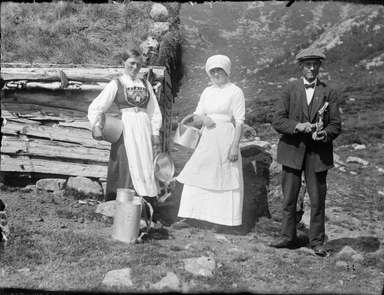 Group portrait, mountain farm (4545538002)