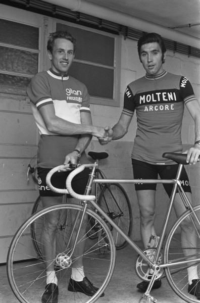 Joop Zoetemelk en Eddy Merckx schudden elkaar de hand - Joop Zoetemelk en Eddy Merckx shaking hands